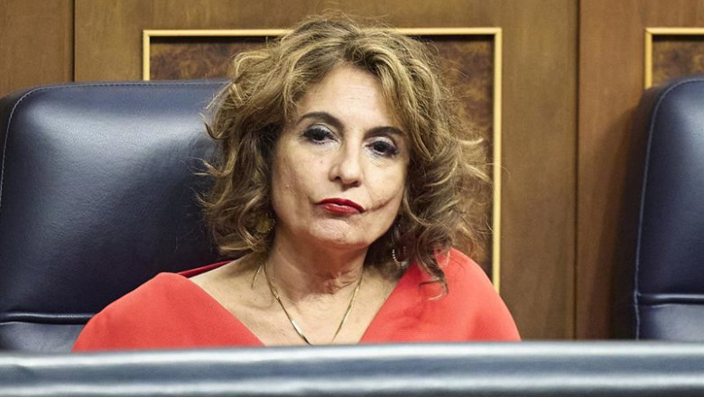 ep la vicepresidenta primera y ministra de hacienda maria jesus montero durante una sesion plenaria 20251015114410