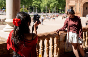 ep los turistas contemplan la plaza de espana de sevilla en una jornada primaveral a 17 de abril de