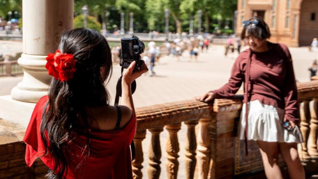 ep los turistas contemplan la plaza de espana de sevilla en una jornada primaveral a 17 de abril de