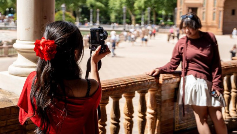 ep los turistas contemplan la plaza de espana de sevilla en una jornada primaveral a 17 de abril de