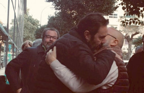 ep miguel lopez se abraza a un amigo a la salida del juzgado tras conocerse ayer que el jurado le
