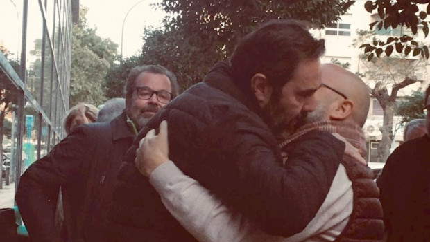 ep miguel lopez se abraza a un amigo a la salida del juzgado tras conocerse ayer que el jurado le