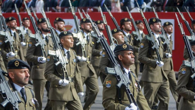 ep militares participantes en el desfile del dia de la fiesta nacional en madrid espana a 12 de