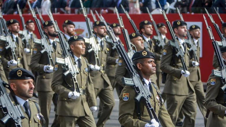ep militares participantes en el desfile del dia de la fiesta nacional en madrid espana a 12 de
