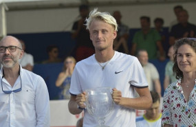 ep nicola kuhn con su trofeo de campeon del open castilla y leon villa de el espinar junto a