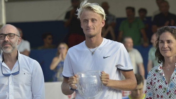 ep nicola kuhn con su trofeo de campeon del open castilla y leon villa de el espinar junto a