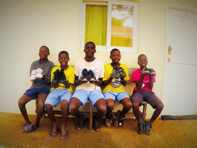 Niños de Mozambique con zapatillas recicladas en España | RUNCYCLE ep ninosmozambiquezapatillas recicladasespana
