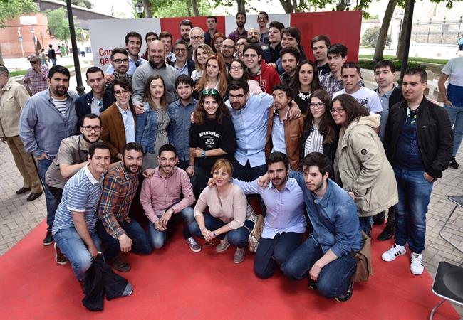 Patxi López con jóvenes socialistas en Alcalá de Henares (Madrid) | TWITTER PATXI LÓPEZ ep patxi lopezjovenes socialistasalcala de henares madrid