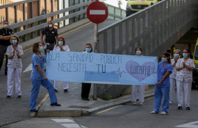 ep personal sanitario del hospital clinico san carlos de la comunidad de madrid sostienen carteles