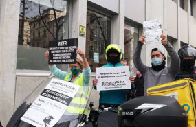 ep repartidores a domicilio con carteles reivindicativos protestas en palma contra la ley de riders