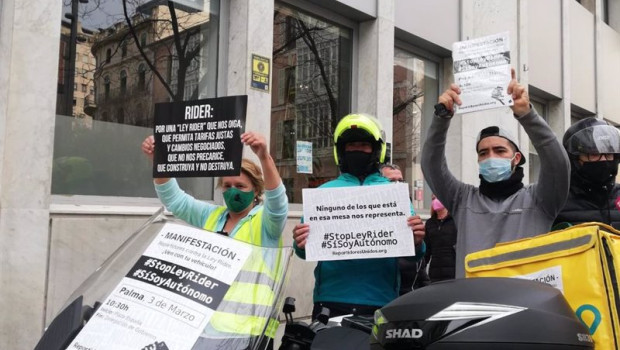 ep repartidores a domicilio con carteles reivindicativos protestas en palma contra la ley de riders