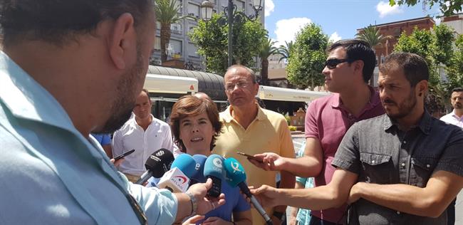 Santamaría atiende a los medios en Badajoz | PP ep santamaria atiendelos mediosbadajoz