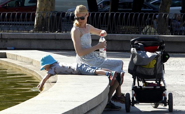 ep sol calor temperaturas buen tiempo bebiendo agua familia refrescarse