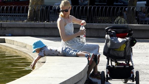 ep sol calor temperaturas buen tiempo bebiendo agua familia refrescarse