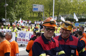 ep trabajadores de la industria electrointensiva se manifiestan en santiago de compostela para