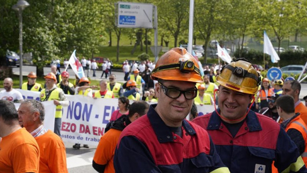 ep trabajadores de la industria electrointensiva se manifiestan en santiago de compostela para