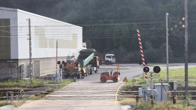 ep trabajos de mejora del pavimento a la altura del paso a nivel situado en el poligono industrial ep trabajos de mejora del pavimento a la altura del paso a nivel situado en el poligono industrial
