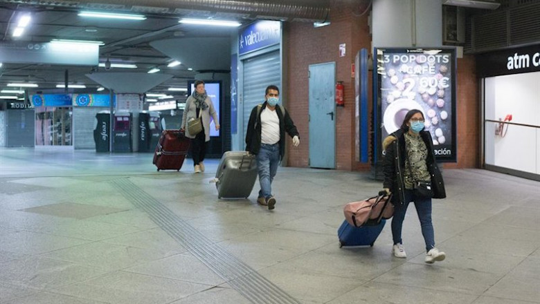 Tres personas con maletas y protegidas con mascarillas en la Estación de Atocha. | Joaquin Corchero / Europa Press ep tres personas con maletas y protegidas con mascarillas en la estacion de atocha