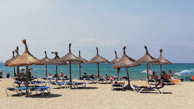 ep turistas en hamacas bajo las sombrillas de la playa de palma el verano pasado