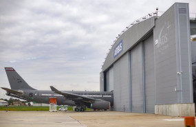 ep un avion en la pista del nuevo campus de airbus