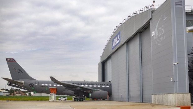 ep un avion en la pista del nuevo campus de airbus