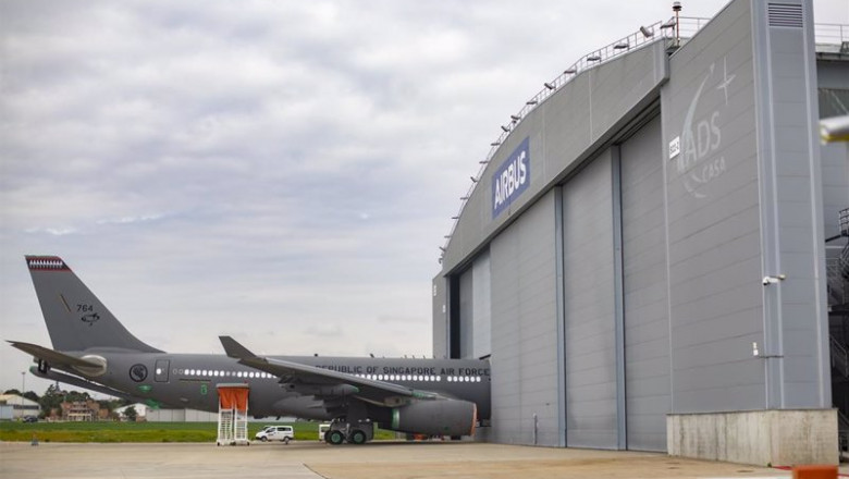 ep un avion en la pista del nuevo campus de airbus