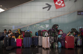 ep un conjunto de maletas apiladas en el aeropuerto josep tarradellas barcelona el prat a 8 de