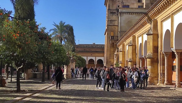 ep un grupo de turistas en el patio de los naranjos de la mezquita catedral de cordoba