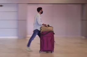 ep un hombre camina con su equipaje en la terminal t1 del aeropuerto de madrid   barajas adolfo