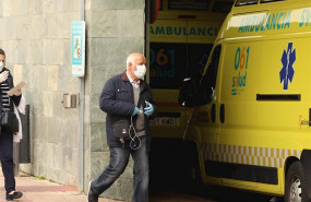 ep un hombre con mascarilla entra en el hospital universitario miguel servet en el tercer dia