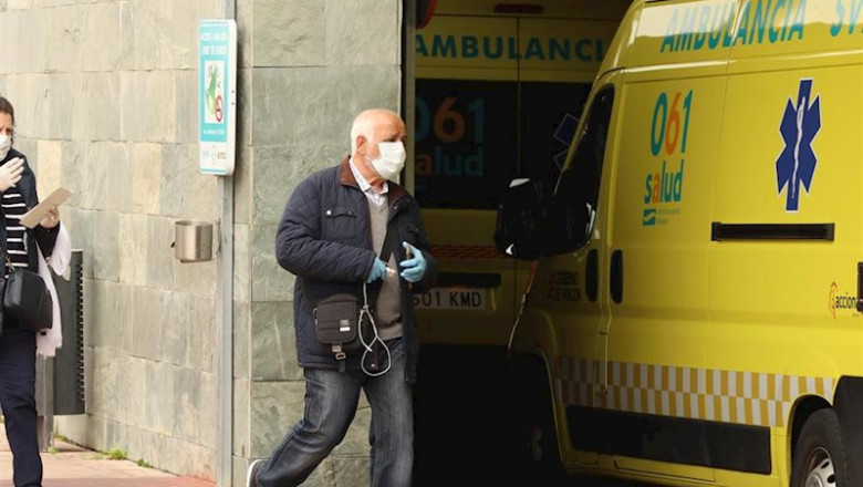 Un hombre con mascarilla entra en el Hospital Universitario Miguel Servet en el tercer día laborable del estado de alarma por coronavirus en Zaragoza, Aragón (España), a 18 de marzo de 2020. | Fabián Simón - Europa Press ep un hombre con mascarilla entra en el hospital universitario miguel servet en el tercer dia