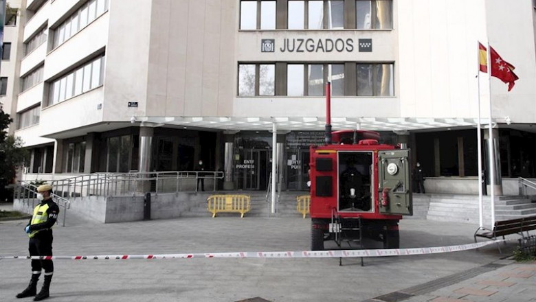 Un militar de la UME vigila fuera de los juzgados ordinarios de Plaza Castilla y de Familia donde durante la jornada de hoy los efectivos militares llevarán a cabo labores de desinfección debido a la afluencia de público al estar abierta estas sedes para | Eduardo Parra - Europa Press ep un militar de la ume vigila fuera de los juzgados ordinarios de plaza castilla y de familia donde