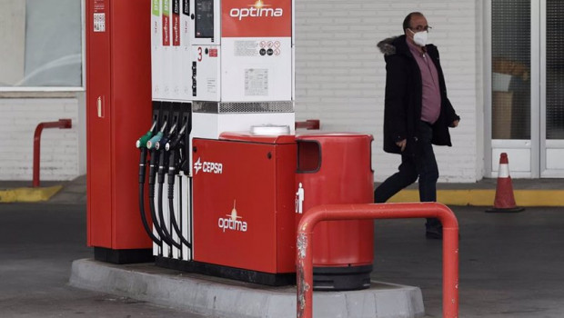 ep un surtidor de carburantes optima en una gasolinera de cepsa a 9 de marzo de 2022 en madrid