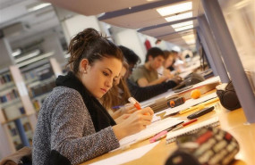 ep una alumna universitaria estudiandouna biblioteca