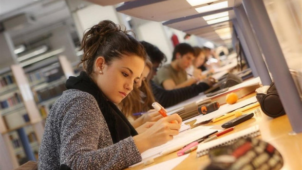 ep una alumna universitaria estudiandouna biblioteca