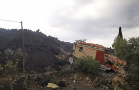 ep una casa en el momento que es destruida por una colada de la lava del volcan en la palma