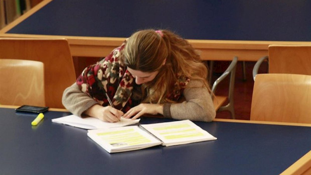 ep una estudiante universitaria en la biblioteca de la universidad de toledo