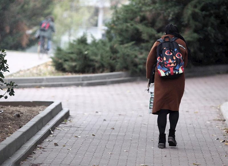 ep una mujer caminando por la calle