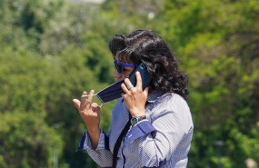 ep una mujer se quita la mascarilla para hablar por telefono en sevilla