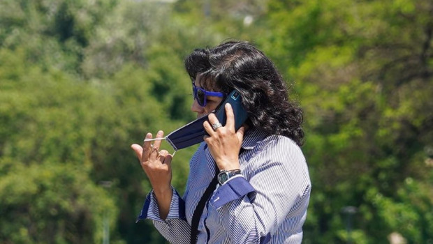 ep una mujer se quita la mascarilla para hablar por telefono en sevilla