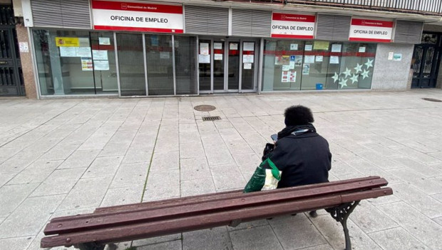 ep una persona espera en las inmediaciones de una oficina de empleo 20210313112916