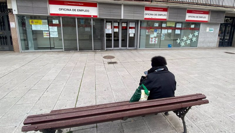 Una persona espera en las inmediaciones de una Oficina de Empleo | Eduardo Parra - Europa Press ep una persona espera en las inmediaciones de una oficina de empleo 20210313112916