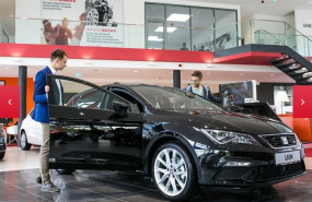 ep una persona visitaconcesionarioseatadquirircoche