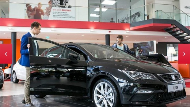 ep una persona visitaconcesionarioseatadquirircoche