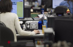 ep una trabajadora en su oficina