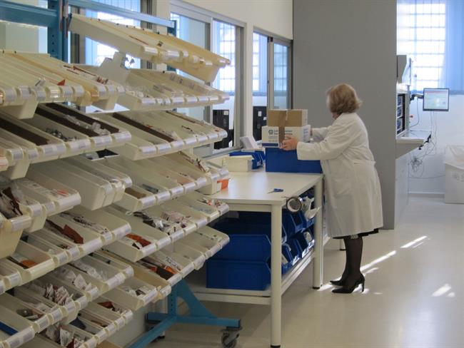Una trabajadora del Servicio de Farmacia del Reina Sofía | EUROPA PRESS ep una trabajadoraserviciofarmaciareina sofia