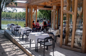 ep varias personas disfrutan de la hosteleria en las terrazas de las inmediaciones del lago de la