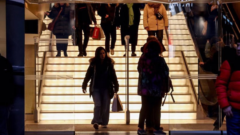 ep varias personas entran y salen de un establecimiento comercial el primer dia de las rebajas de ep varias personas entran y salen de un establecimiento comercial el primer dia de las rebajas de