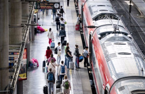 ep varias personas esperan un ave en la estacion de atocha almudena grandes a 29 de abril de 2025 en