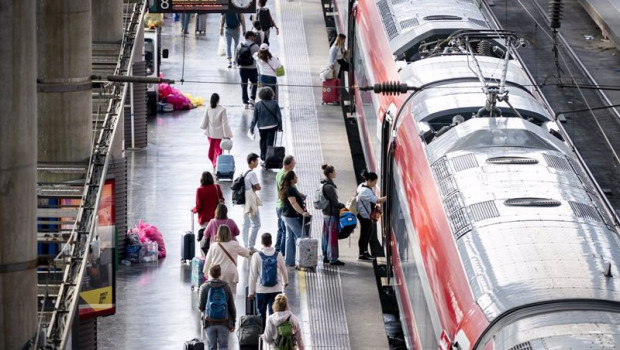 ep varias personas esperan un ave en la estacion de atocha almudena grandes a 29 de abril de 2025 en ep varias personas esperan un ave en la estacion de atocha almudena grandes a 29 de abril de 2025 en